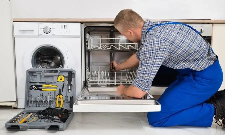 Bayındır Warmhaus servisi teknisyen ekibi beyaz eşya tamiri yaparken